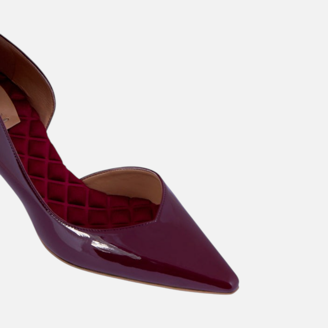 AERA ANITA burgundy patent-effect pump, close-up of the toe and quilted insole.