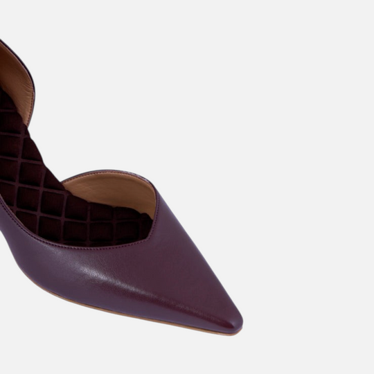 AERA ANITA chestnut nappa-effect pump, close-up of the toe and quilted insole.