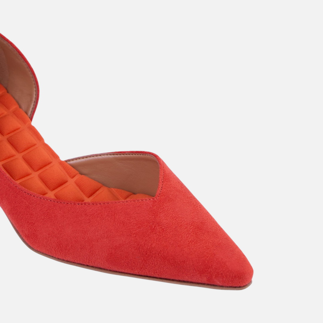 AERA ARIANA orange suede-effect kitten heel pump, close-up of the toe and quilted insole.