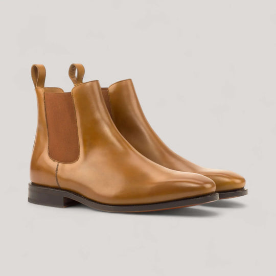 Par de botines Chelsea de piel box calf color coñac, vista frontal en tres cuartos
