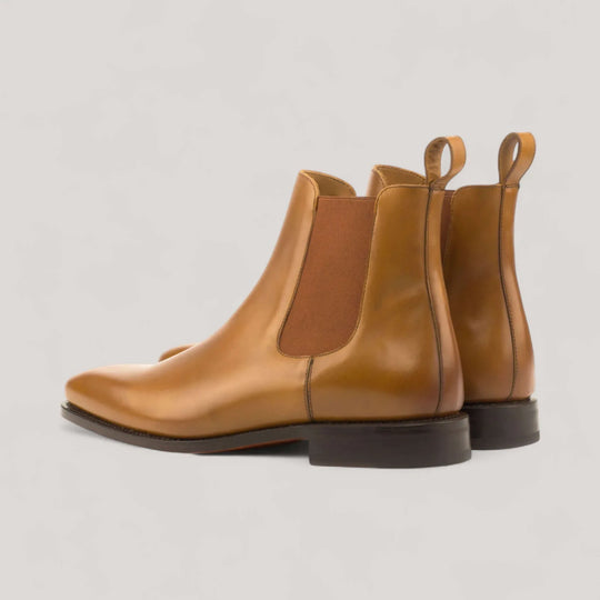 Par de botines Chelsea de piel box calf color coñac, vista trasera en tres cuartos