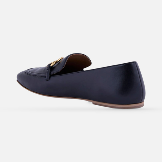Mocassin AERA ELLA effet nappa noir, vue de trois quarts arrière montrant le talon et la semelle.
