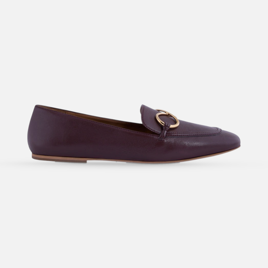 Mocasín AERA ELLA con acabado napa castaño, vista lateral.