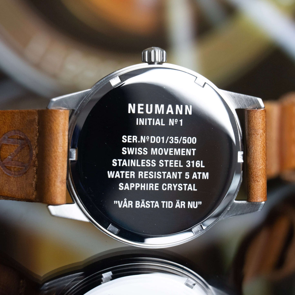 Fond gravé et couronne d’une montre Neumann Initial Nº1