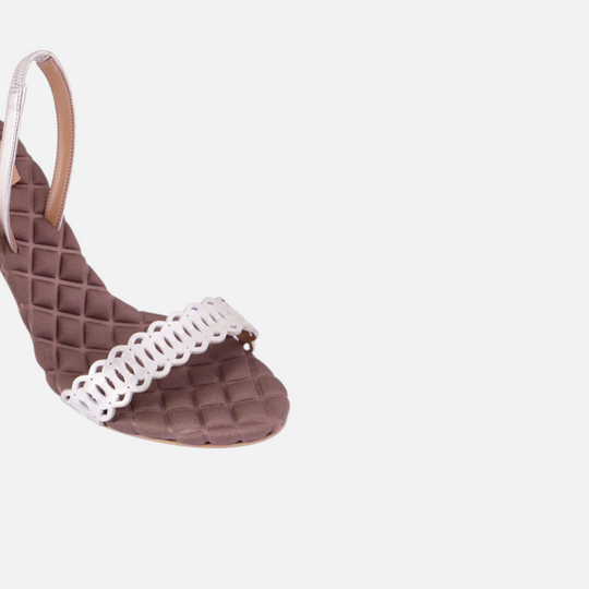 AERA VIVIEN gold nappa-effect slingback sandal with looped toe strap, close-up of the front strap and quilted footbed.